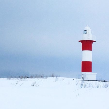 赤と白の石狩灯台