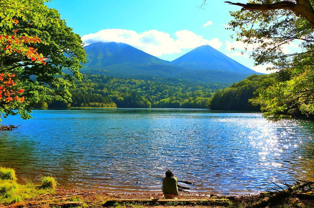 オンネトーの美しい景色を楽しむ男性 北海道ミライノート