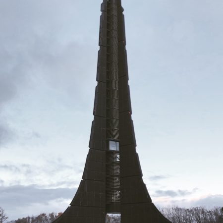 雨の日の百年記念塔