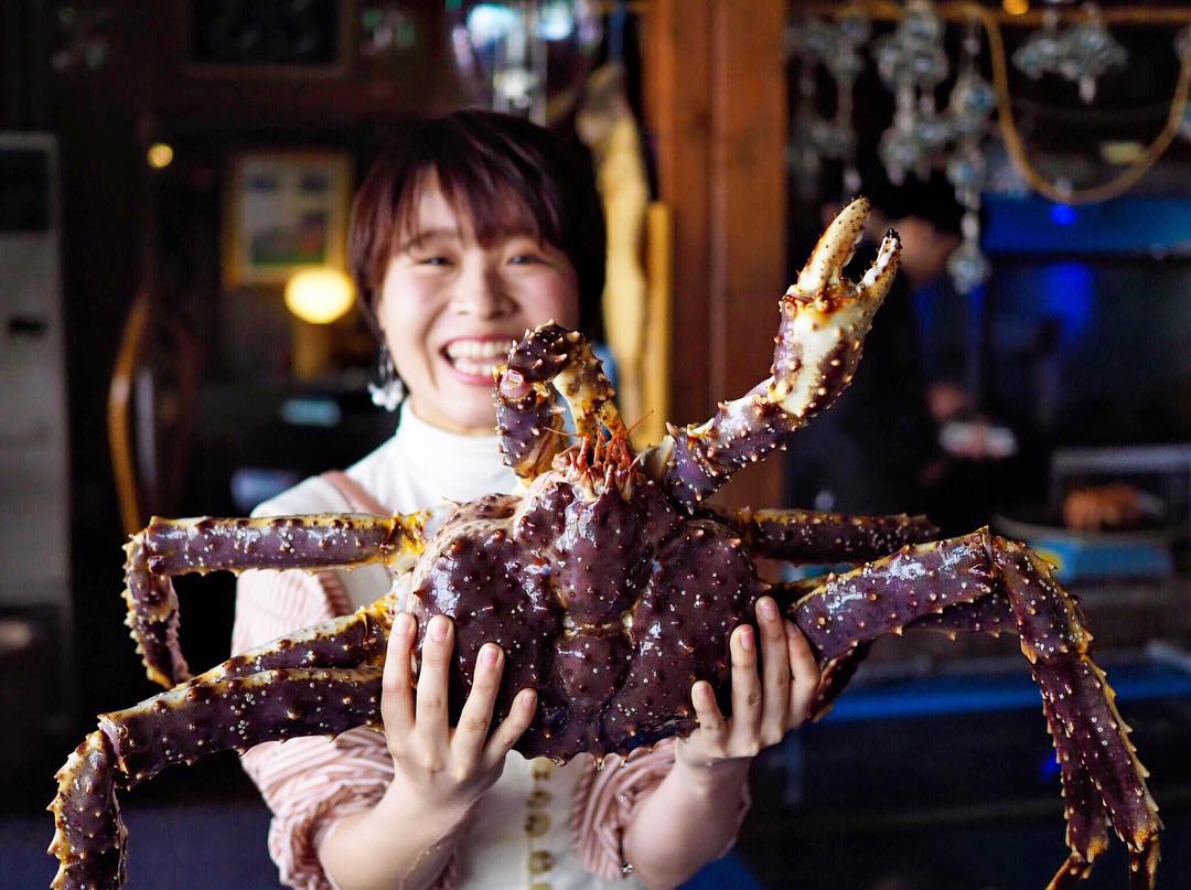 大きな蟹を持つ女の子
