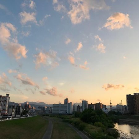 夕空と豊平川