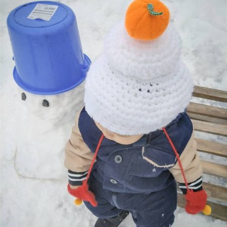 旭川市の子どもと雪だるま
