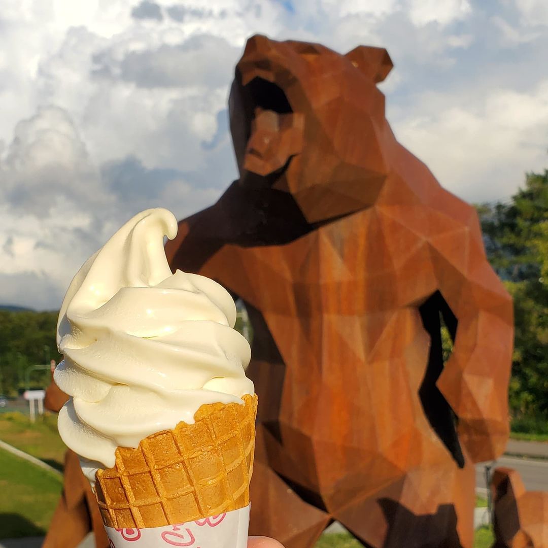 ソフトクリームと熊の彫刻（倶知安町）