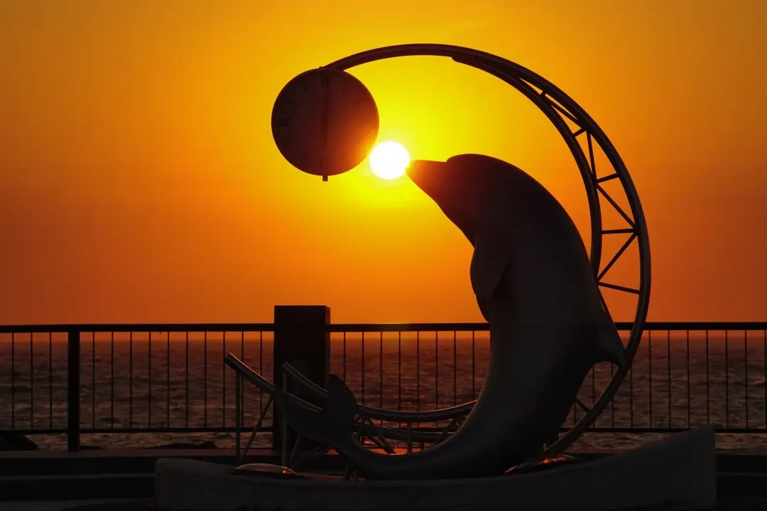 夕陽に照らされるノシャップ岬のシンボル（稚内市）