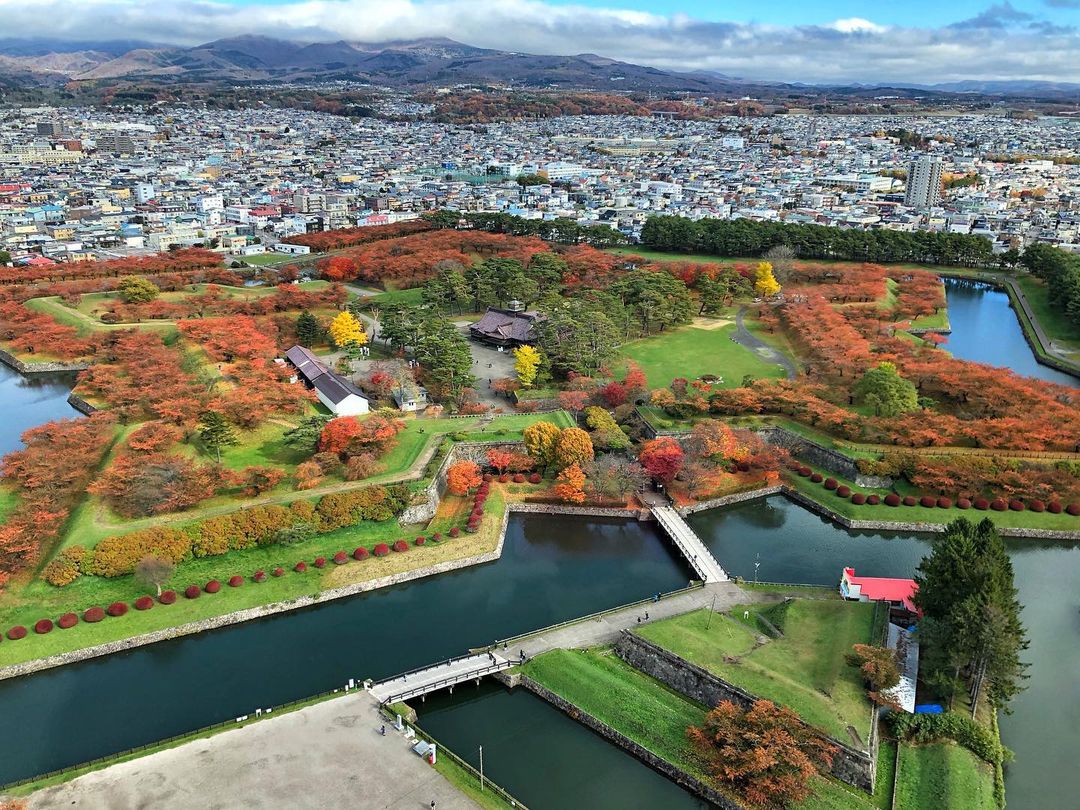 紅葉が美しい五稜郭公園（函館市）