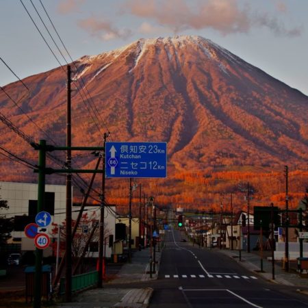 Mt. Yotei is dyed in the evening colors (Makkari)