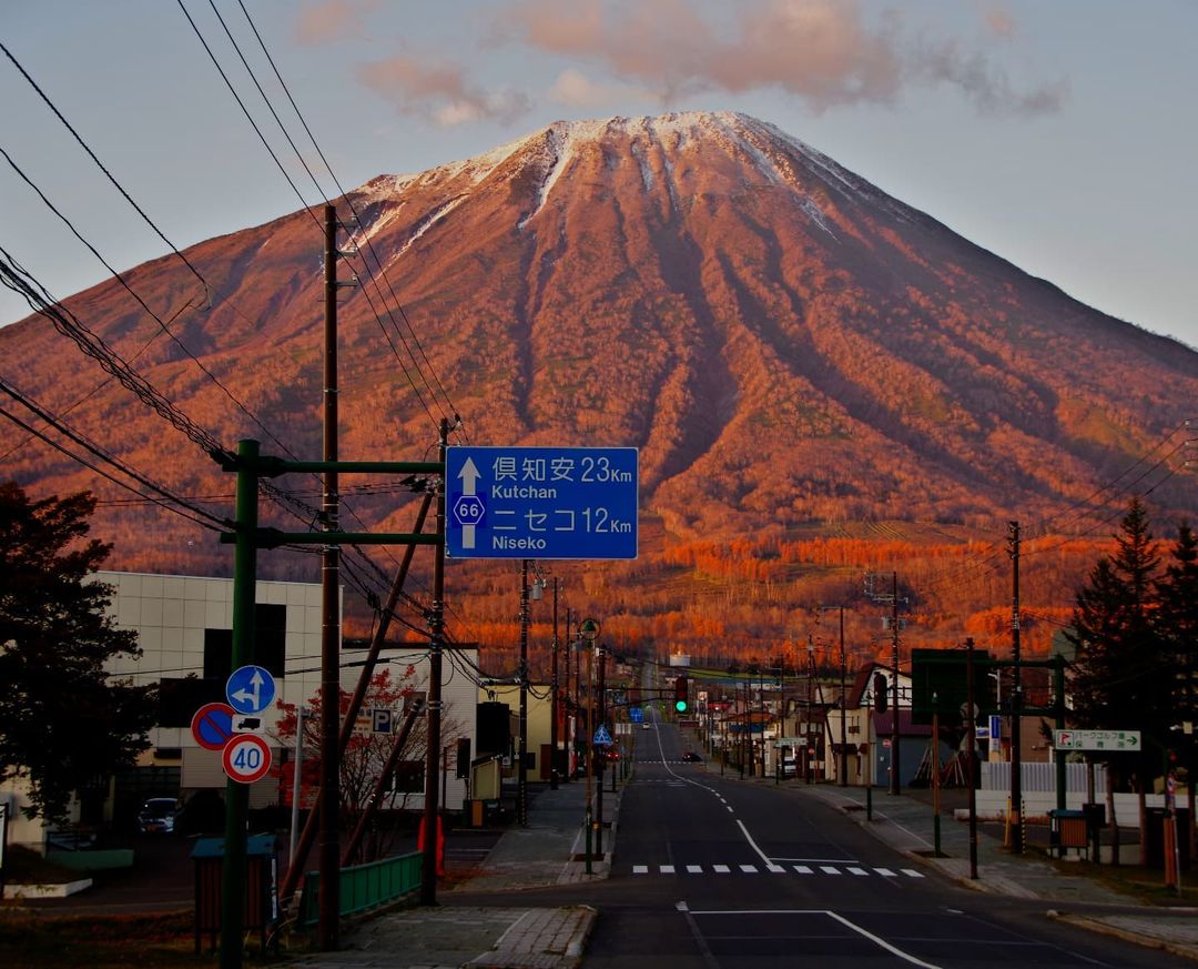 Mt. Yotei is dyed in the evening colors (Makkari)