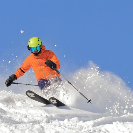 雪しぶきを上げて滑るスキー（歌志内市）