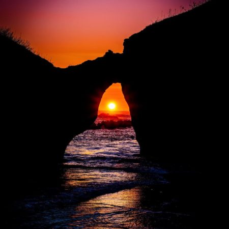 めがね岩から覗く夕陽（釧路市）