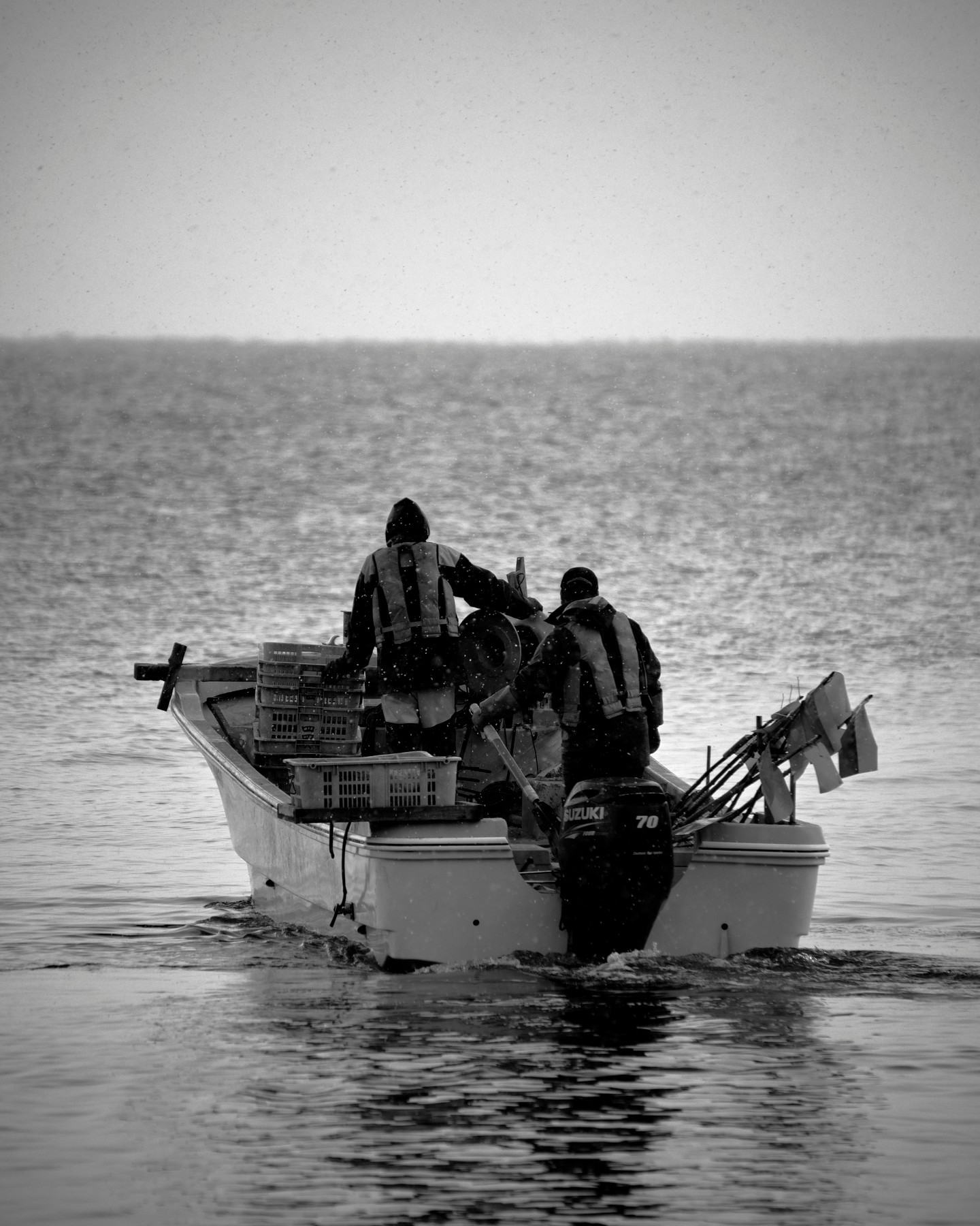 寒空の下海に出る漁師（小樽市）