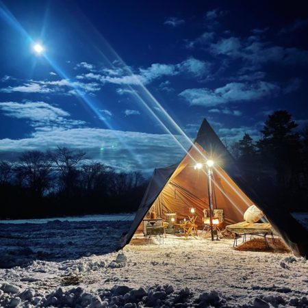 月明かりの下での雪中キャンプ（登別市）