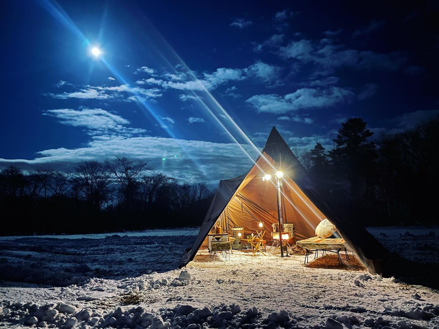 月明かりの下での雪中キャンプ（登別市）