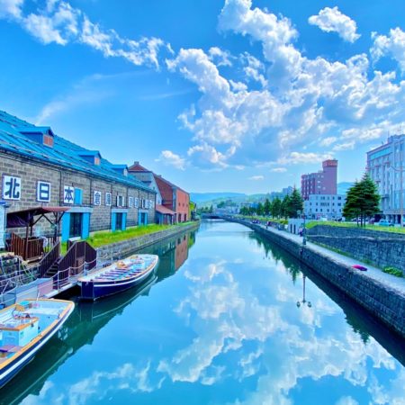 絵画のような水鏡の小樽運河（小樽市）