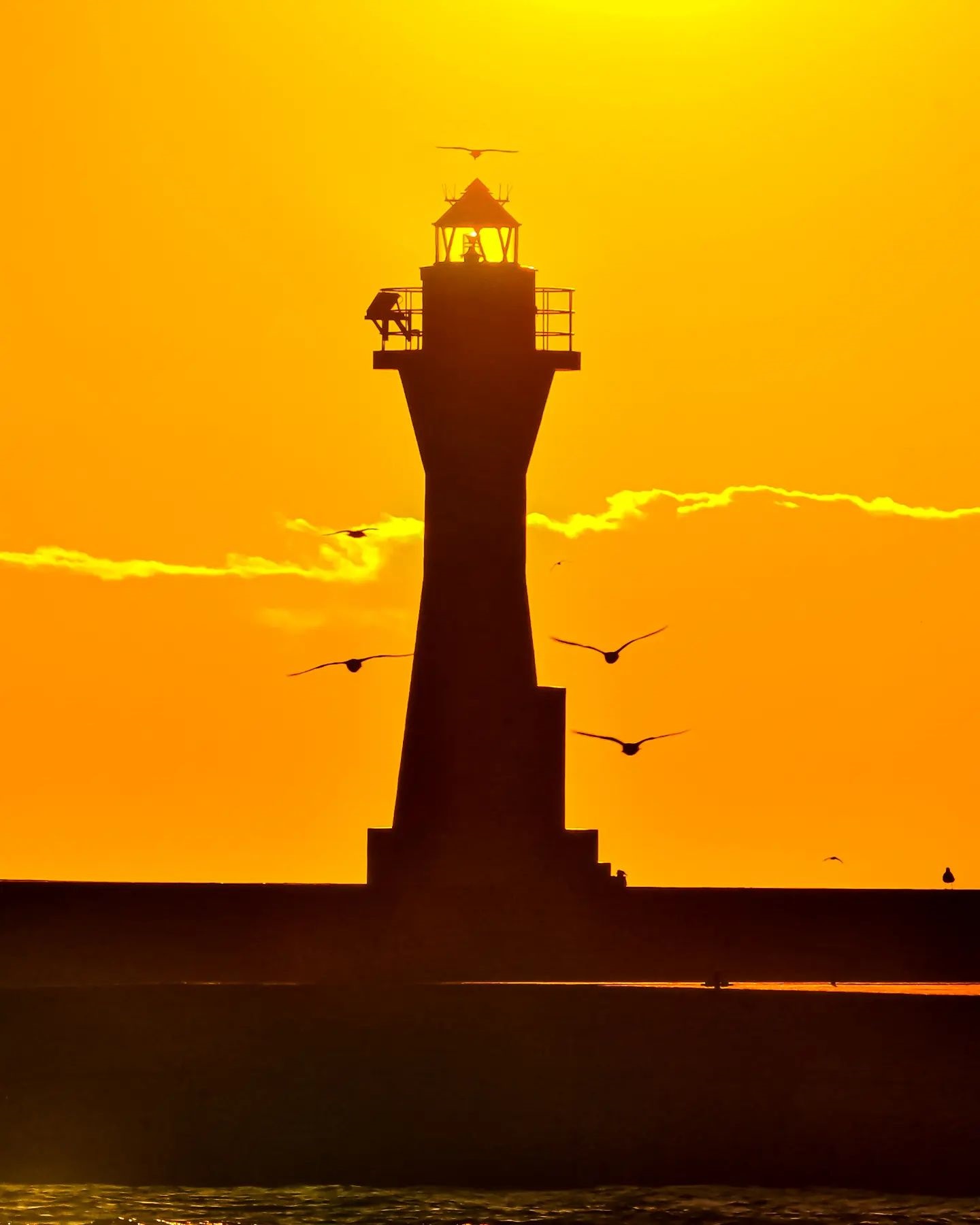 夕日に染まる灯台（釧路市）