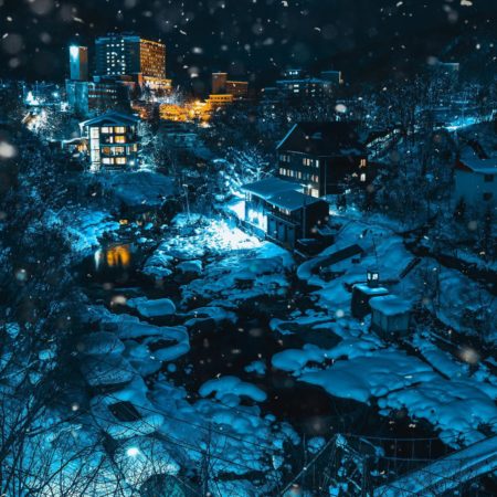 雪降る温泉街（札幌市）
