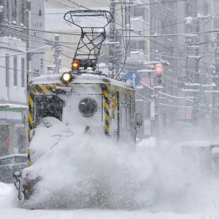 除雪するササラ電車（札幌市）