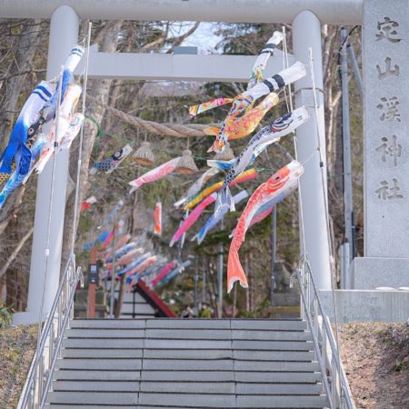 定山渓神社の鯉のぼり（札幌市）