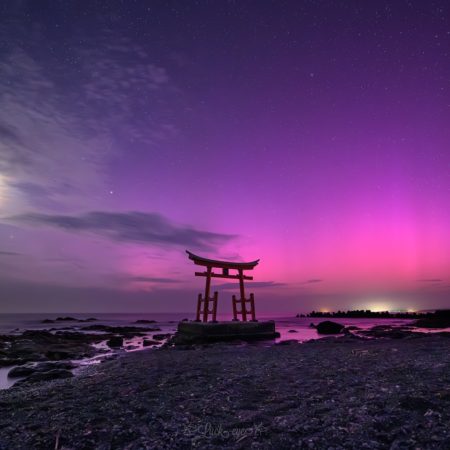 オーロラと鳥居（初山別村）