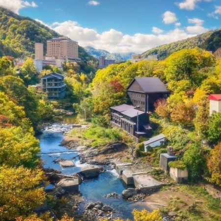 北の温泉街を彩る季節（札幌市）