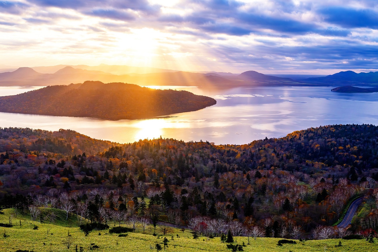 Sunlight and autumn leaves seen from Bihoro Pass(Bihoro)