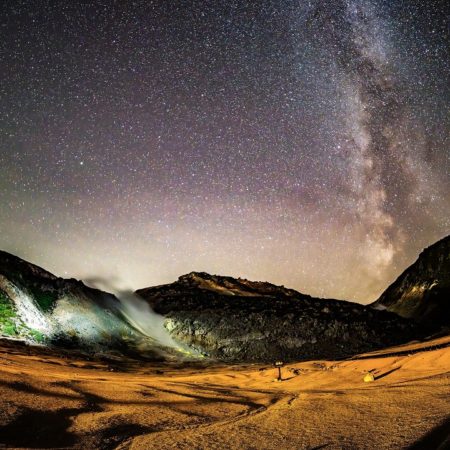 星空と硫黄山（弟子屈町）