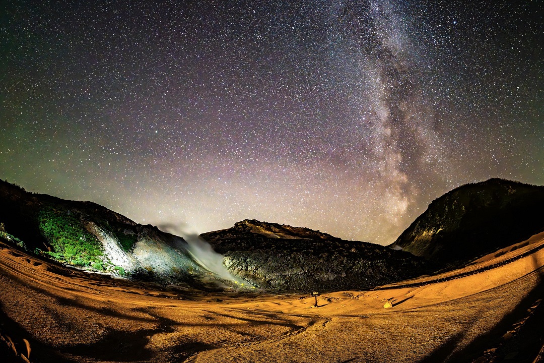 星空と硫黄山（弟子屈町）