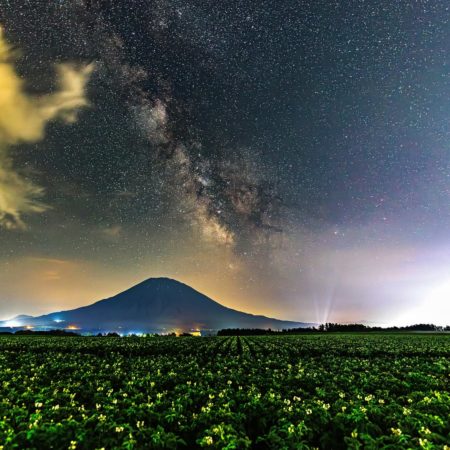 羊蹄山の天の川とじゃがいも畑（倶知安町）