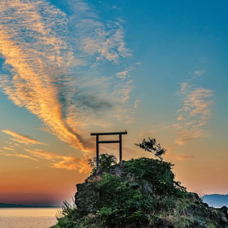 大黒岩の上の鳥居（余市町）