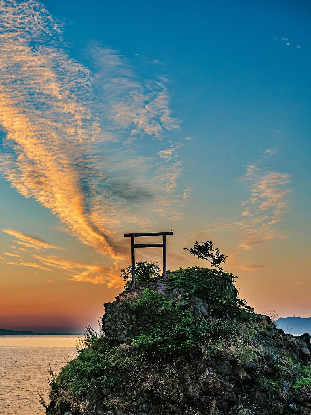 大黒岩の上の鳥居（余市町）