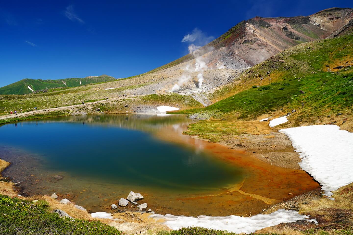 Mount Daisetsu and the pond（Higashikawa）