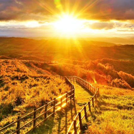 本沢牧場の日の出（北見市）