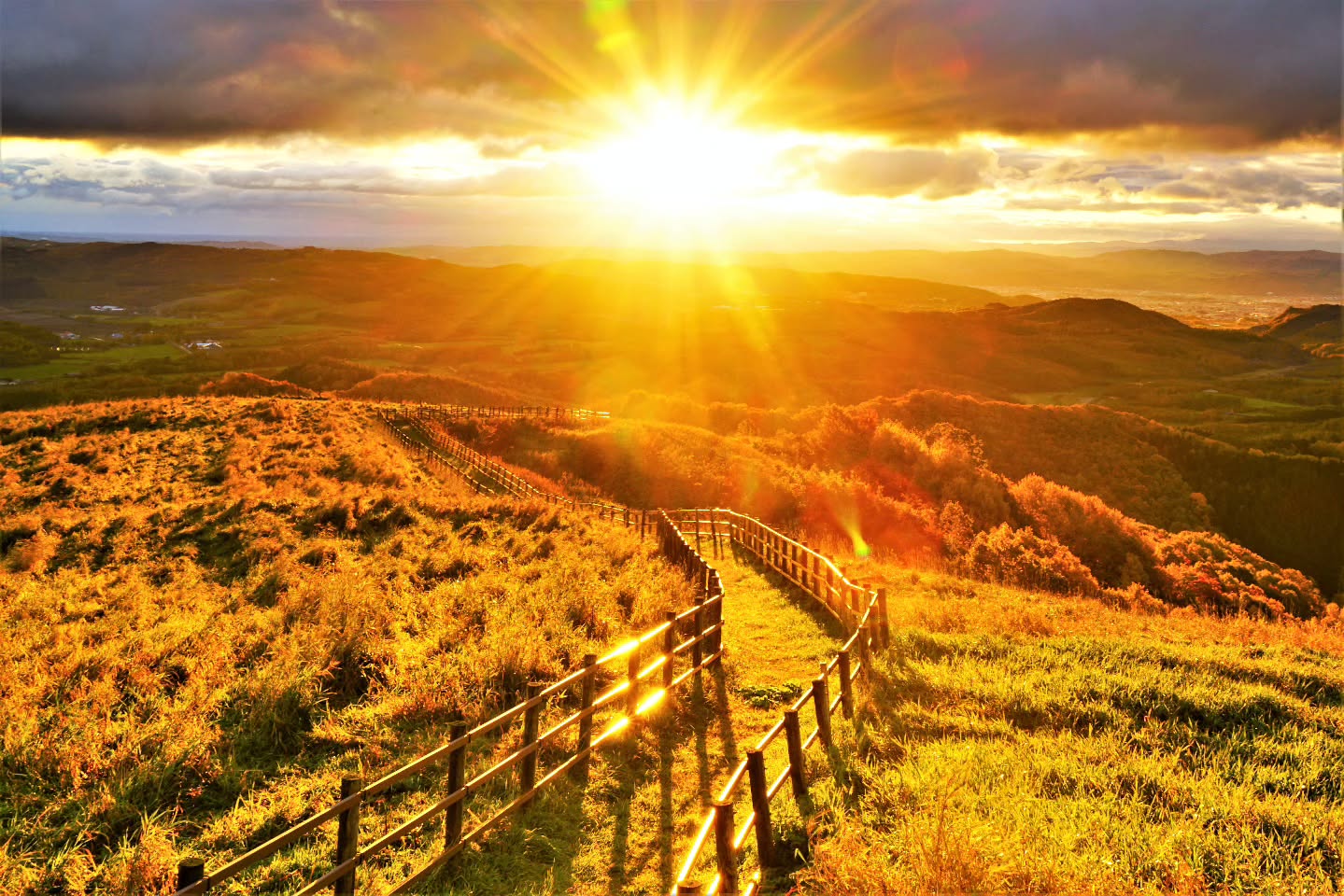 本沢牧場の日の出（北見市）