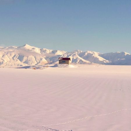 赤い屋根の家と雪景色（美瑛町）